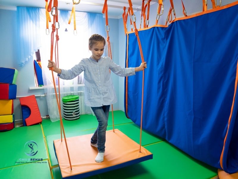 Cách hoạt động trị liệu giúp trẻ điều hòa phản ứng với âm thanh, xúc giác và vận động.