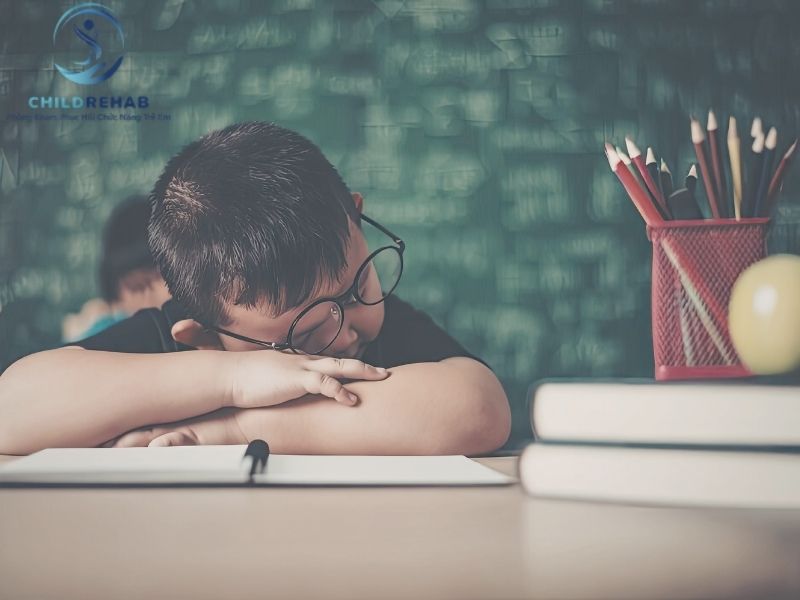 Tìm hiểu nguyên nhân sai tư thế ở trẻ, từ thói quen ngồi học, dùng điện thoại đến các yếu tố vận động và môi trường.