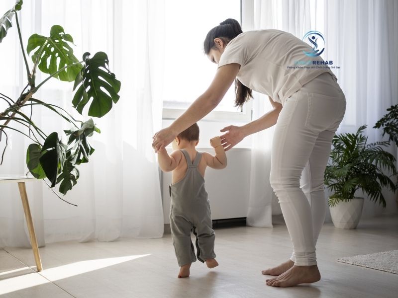 Tổng hợp các nguyên nhân thần kinh, cơ xương khớp và môi trường ảnh hưởng đến vận động của trẻ.