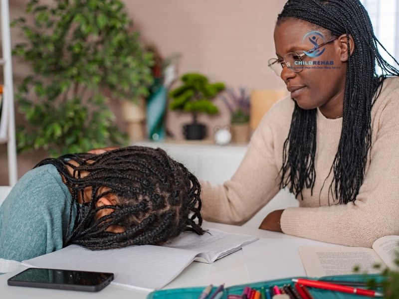 Phân tích yếu tố tâm lý, môi trường và phát triển ảnh hưởng đến kỹ năng xã hội.