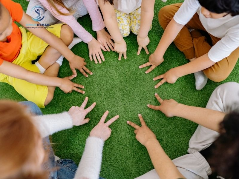 Nhiều yếu tố ảnh hưởng đến kỹ năng xã hội của trẻ. Hiểu nguyên nhân giúp phụ huynh can thiệp đúng cách