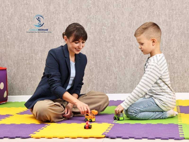 Lợi ích khi kết hợp PECS với hoạt động trị liệu và ngôn ngữ trị liệu.