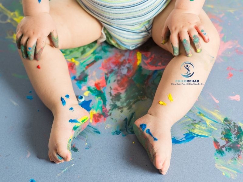 Phân biệt chân chữ X và chân chữ O ở trẻ qua dáng đứng, trục chân và độ tuổi thường gặp để tránh nhầm lẫn khi theo dõi.