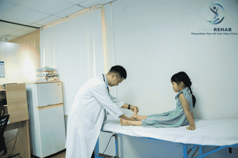 Quy trình đánh giá – can thiệp – theo dõi vận động trị liệu cho trẻ em