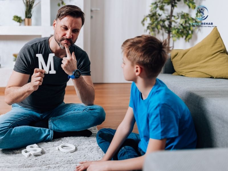 Giúp phụ huynh phân biệt trẻ chậm nói thông thường và rối loạn ngôn ngữ cần can thiệp.