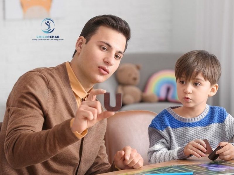 Những sai lầm phổ biến khiến phụ huynh vô tình làm chậm quá trình phát triển ngôn ngữ.