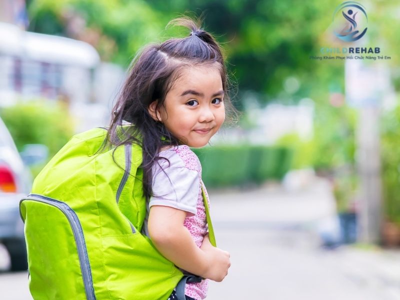 Trẻ 6 tuổi có dấu hiệu tư thế xấu có cần hỗ trợ sớm không?