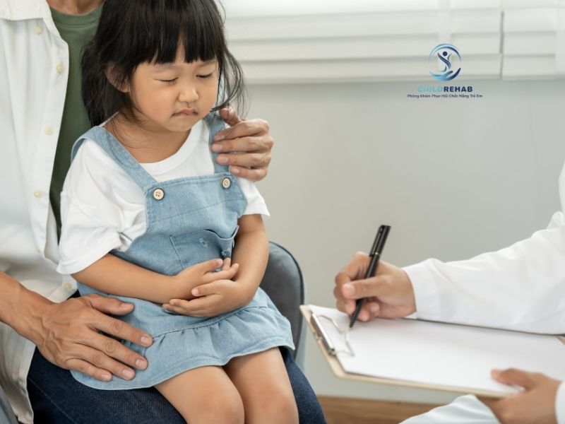 Táo bón kéo dài ở trẻ có thể khiến trẻ khó chịu.