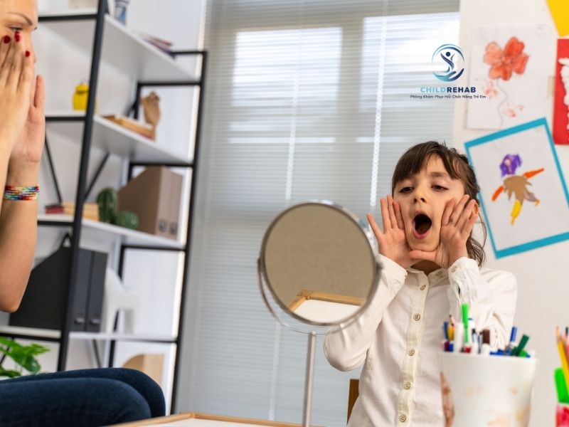 Những thay đổi nhỏ trong sinh hoạt giúp trẻ phát triển ngôn ngữ tự nhiên.