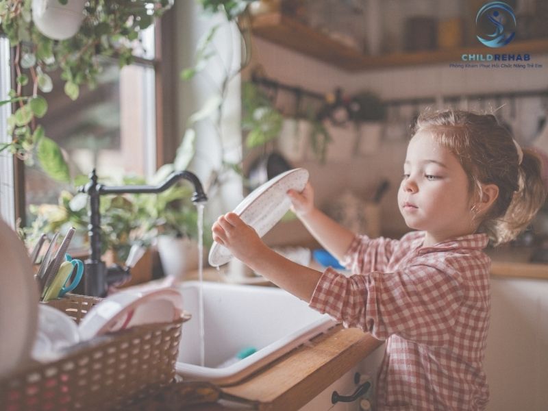 Xây dựng thói quen sinh hoạt giúp trẻ tăng khả năng tự phục vụ.