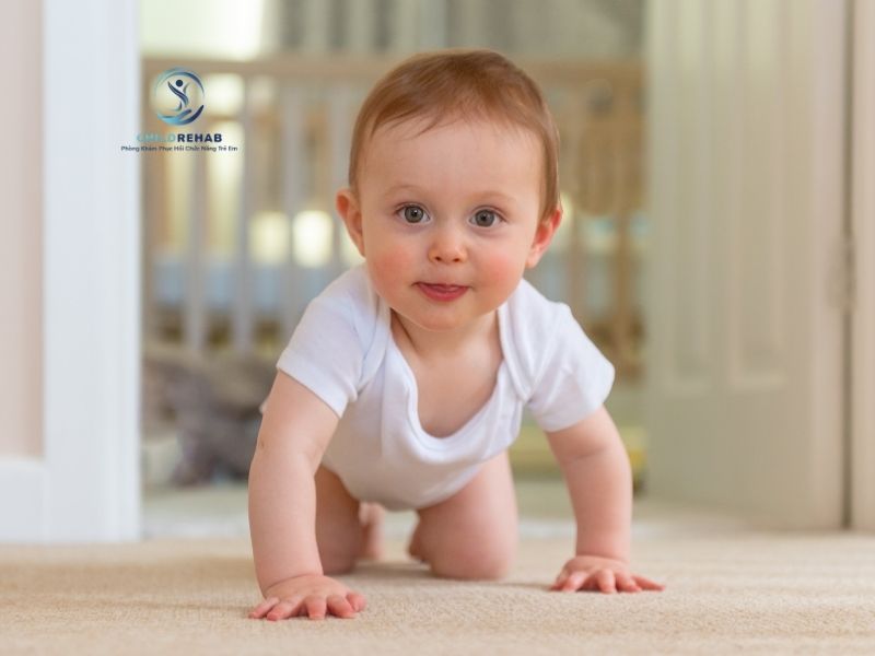 So sánh mốc vận động chuẩn giúp phụ huynh nhận biết nguy cơ chậm phát triển.