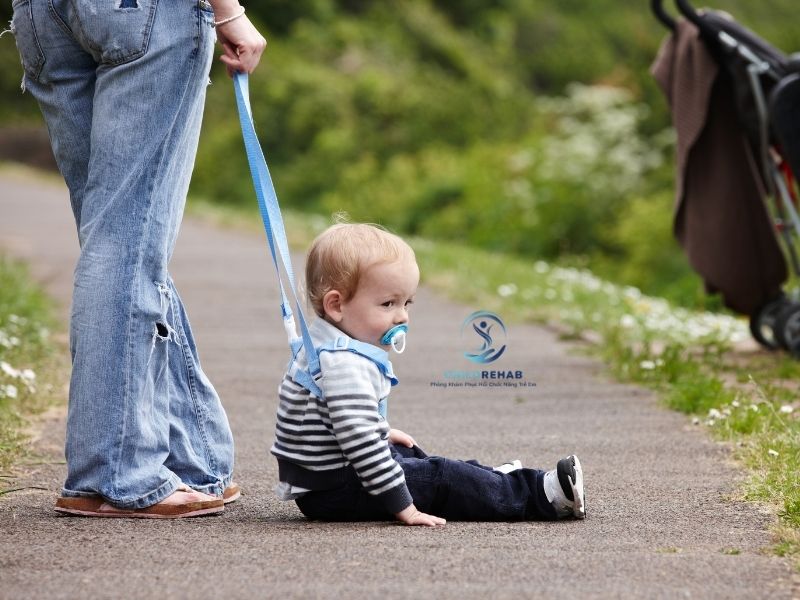 Trẻ 18 tháng chưa đi có thể là dấu hiệu chậm vận động cần đánh giá chuyên sâu.