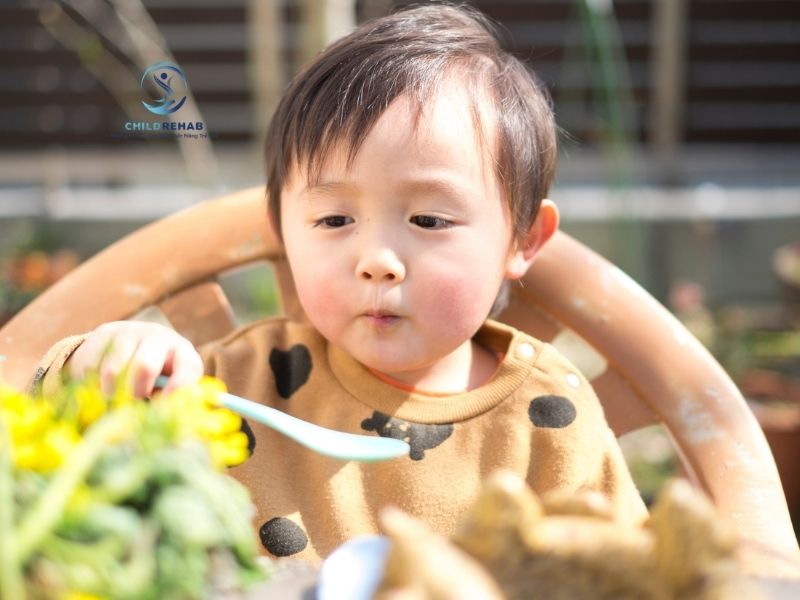 Trẻ 2 tuổi chưa biết nói có phải chậm phát triển ngôn ngữ không.