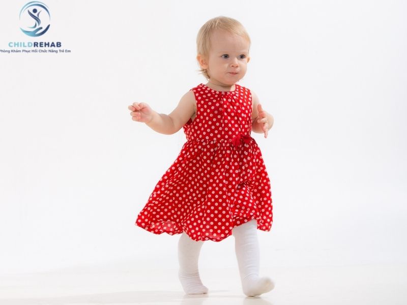 Trẻ 2 tuổi đi nhón chân có cần lo không?