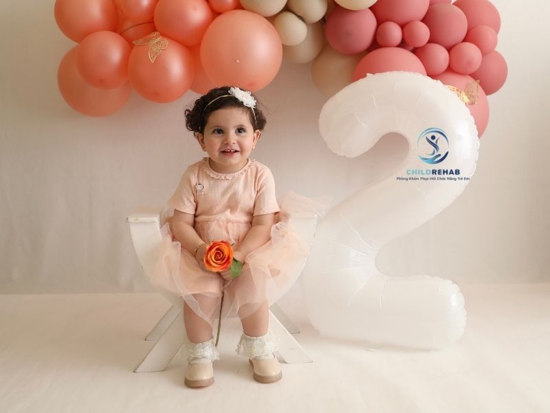 Trẻ 2 tuổi không giao tiếp với người lạ là bình thường theo tuổi hay là điều cần được theo dõi thêm.