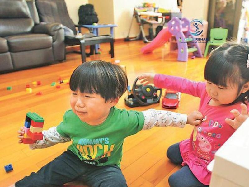 Trẻ 3 tuổi không chơi với bạn có phải là điều bình thường hay là dấu hiệu cần quan sát kỹ hơn.