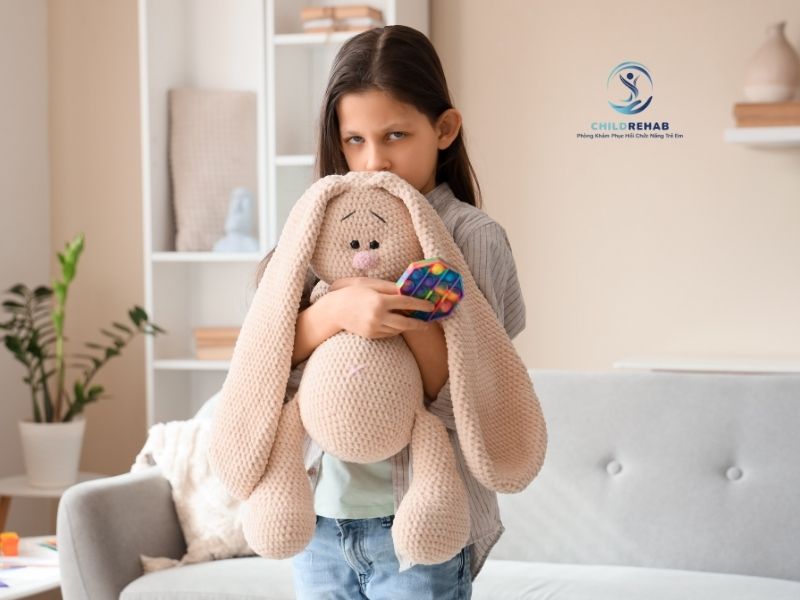 Trẻ 6 tuổi khó hòa nhập ở lớp có thể liên quan đến kỹ năng giao tiếp xã hội.