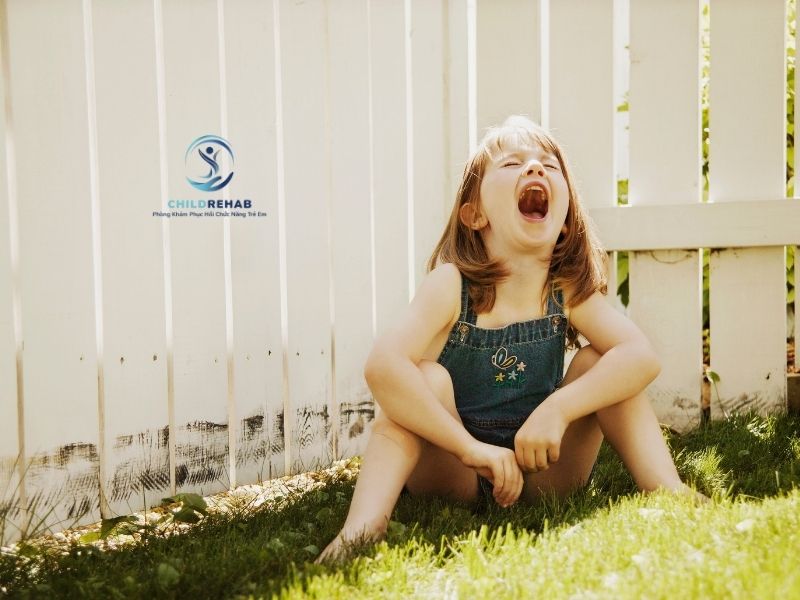 Áp lực của cha mẹ khi trẻ có hành vi bùng nổ nơi đông người.