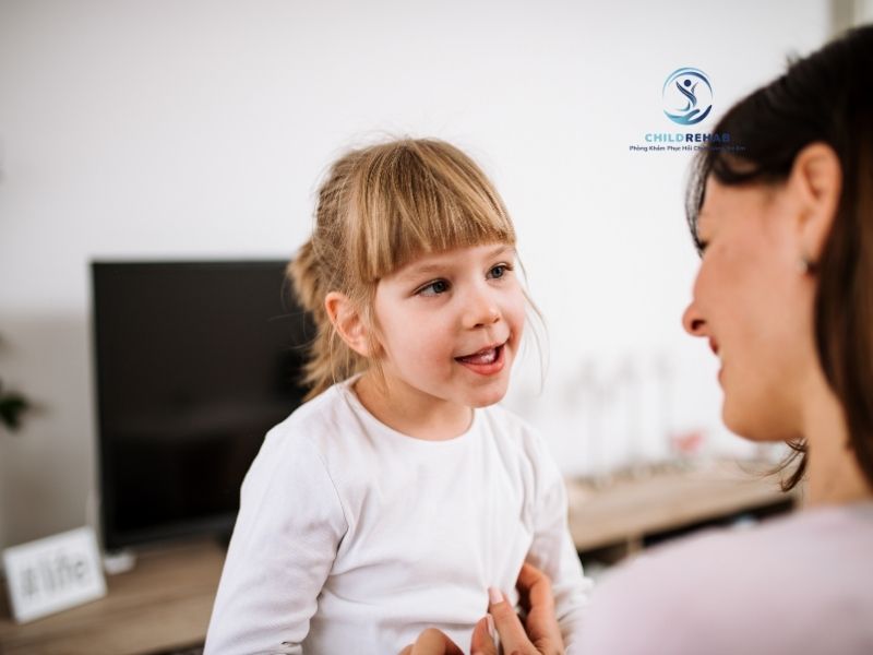 Trẻ bắt đầu hình thành kỹ năng giao tiếp xã hội từ khi nào và cha mẹ nên quan sát những dấu hiệu gì.