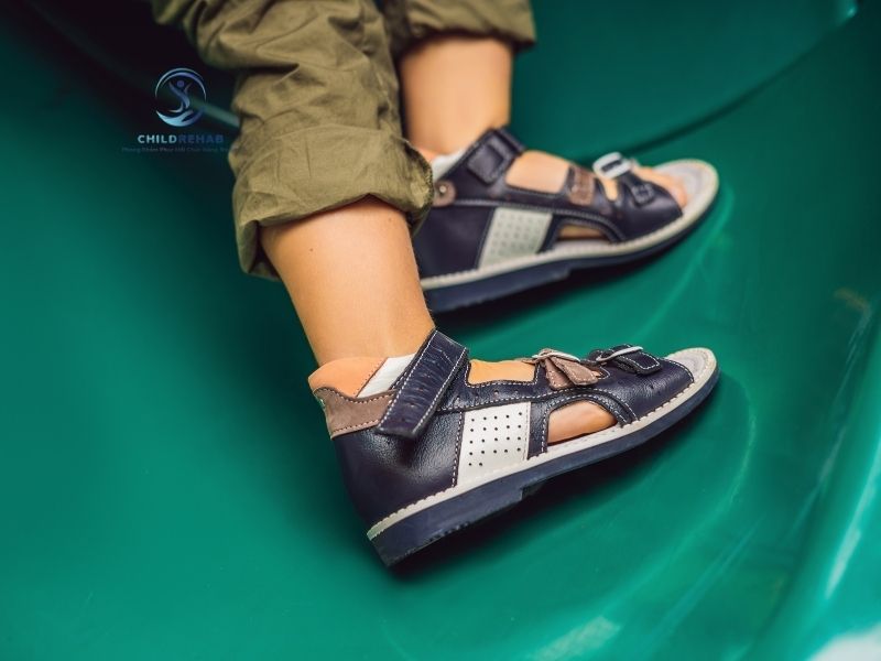Hướng dẫn chọn giày phù hợp cho trẻ bị bàn chân bẹt để hỗ trợ dáng đi và tư thế.