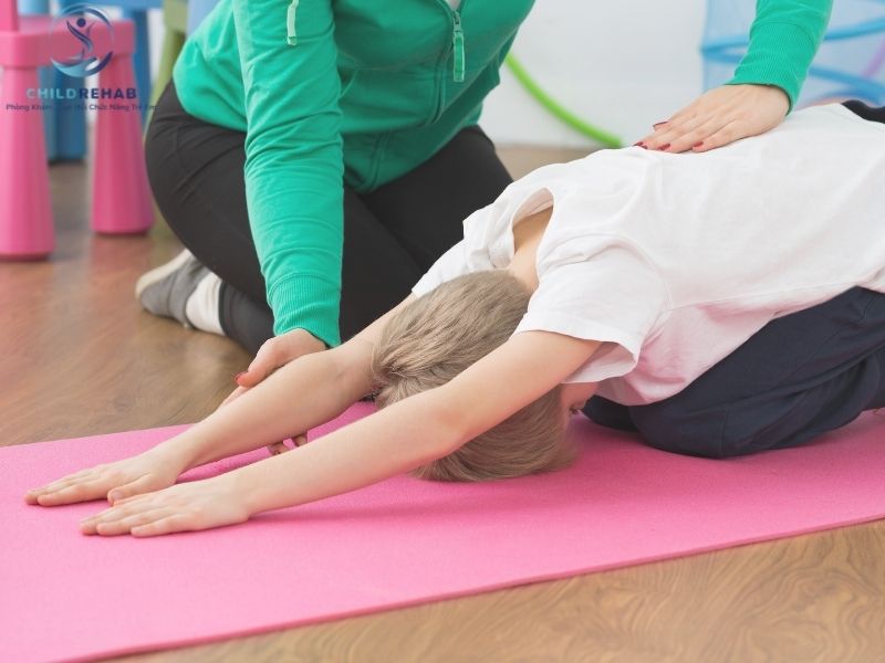 Trẻ bị gù lưng nên tập gì để hỗ trợ tư thế và dáng đứng tốt hơn?