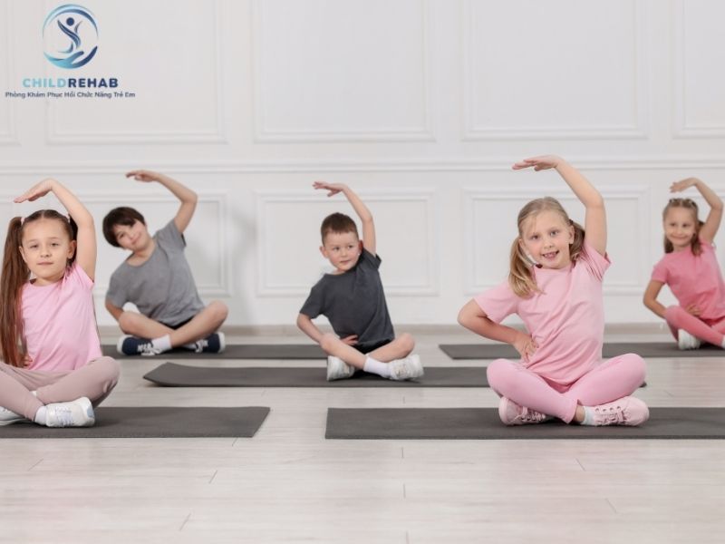 Trẻ bị sai tư thế nên tập gì để hỗ trợ dáng ngồi, dáng đứng và sự phát triển vận động tốt hơn?