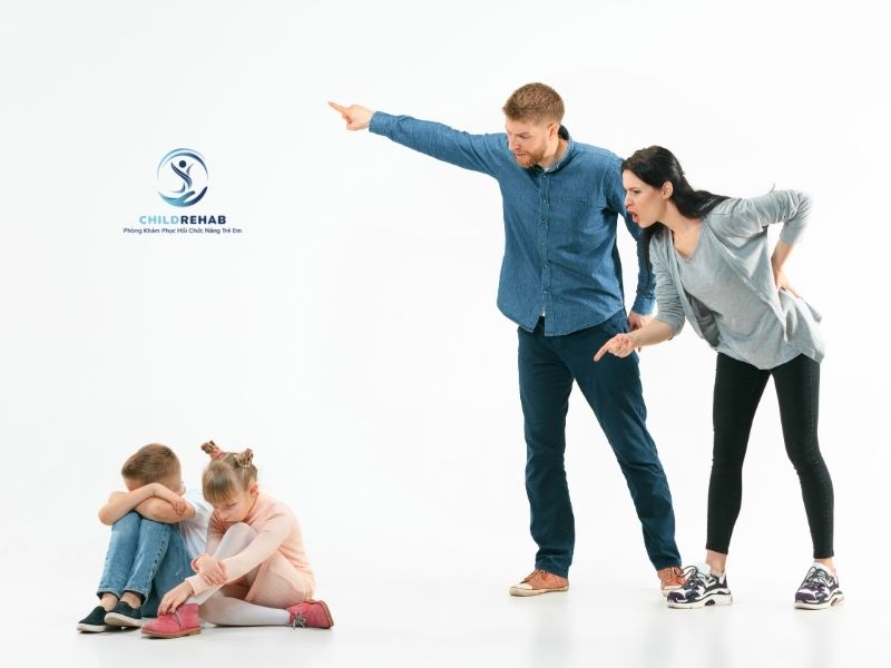 Trẻ càng lớn càng bướng có thể đến từ nhiều nguyên nhân trong cách tương tác hằng ngày giữa cha mẹ và con.