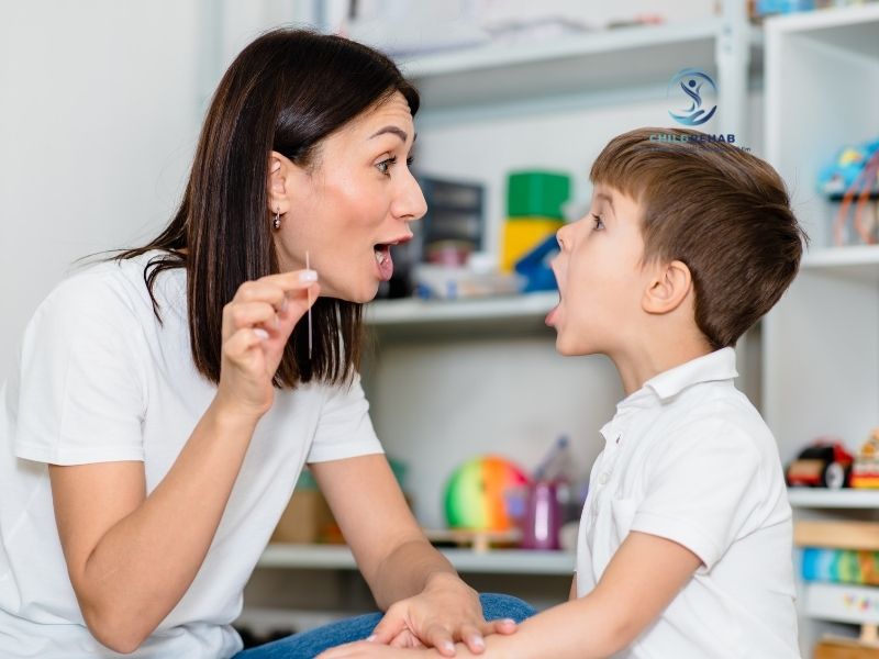 Trẻ chậm nói có thường đi kèm khó khăn trong giao tiếp xã hội và tương tác với người khác không.