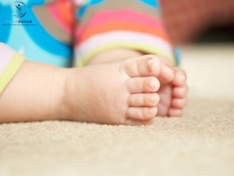 Trẻ đi bằng mũi chân lâu ngày có thể ảnh hưởng gì đến bàn chân và cổ chân?