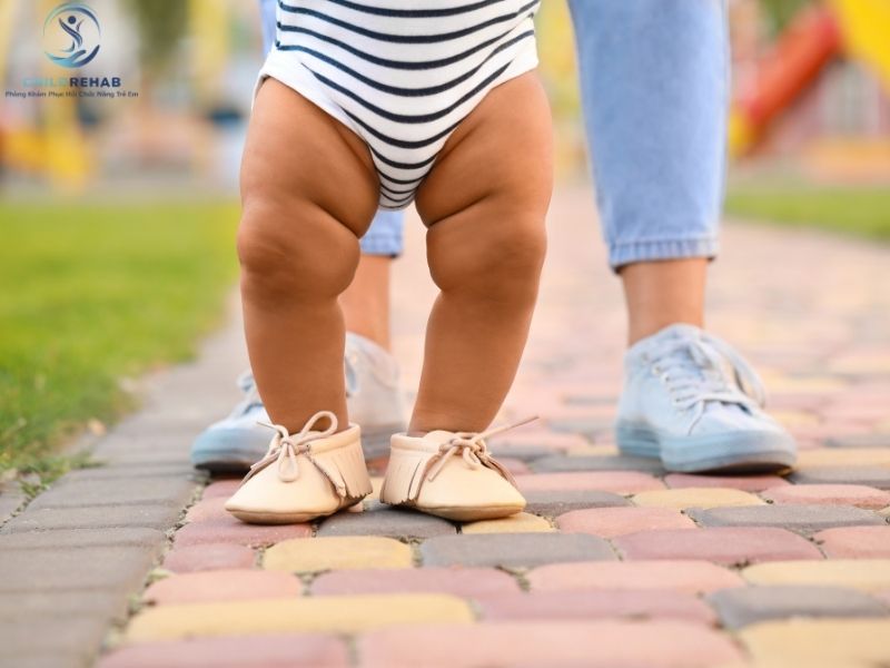 Trẻ đi bằng mũi chân kéo dài có ảnh hưởng đến hình thể chân không?