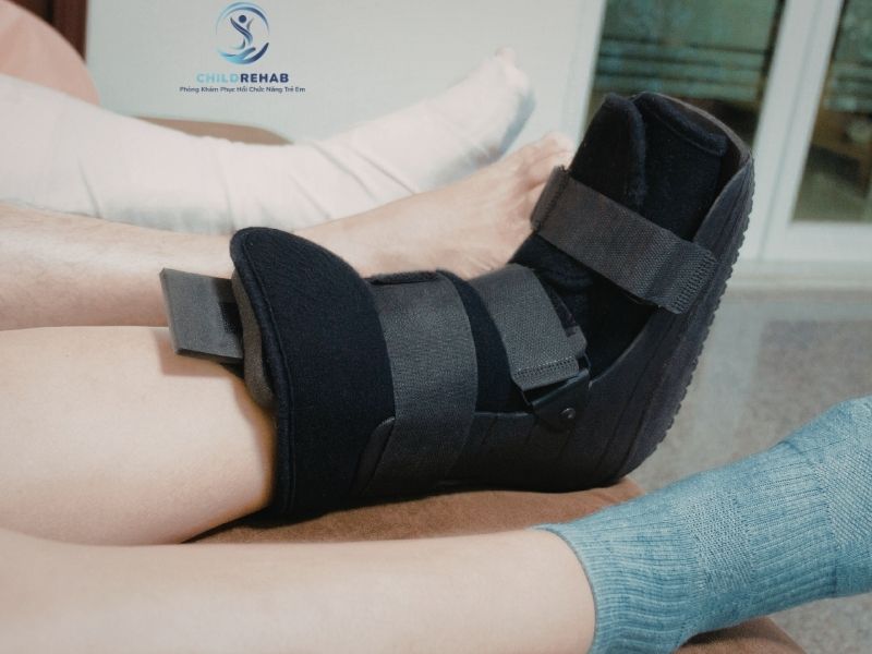 Nẹp hỗ trợ có phù hợp với trẻ đi bằng mũi chân hay không?