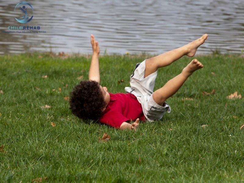 Trẻ đi bằng mũi chân kèm theo hay té ngã có thể liên quan đến vận động và thăng bằng.