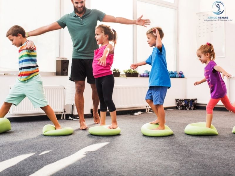  Đi bằng mũi chân có thể liên quan đến xử lý cảm giác và kiểm soát vận động ở một số trẻ.