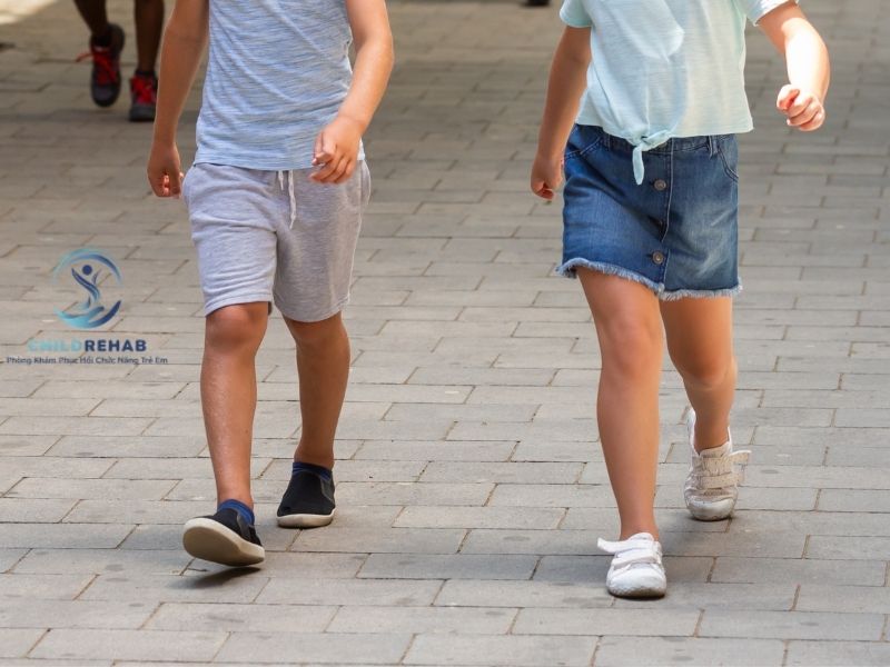 Trẻ chỉ đi bằng mũi chân một bên có thể là dấu hiệu cần chú ý.