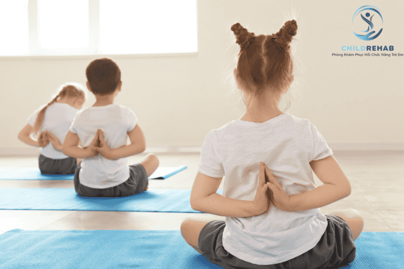 Trẻ đi khom lưng, lệch vai là dấu hiệu tư thế sai cần được đánh giá và can thiệp sớm