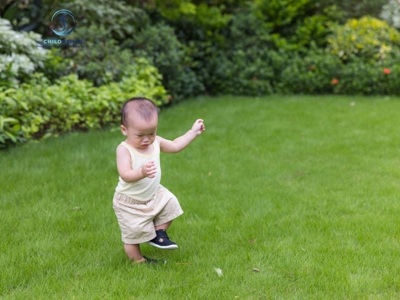 Trẻ đi không vững có đáng lo không? Cùng tìm hiểu khi nào đây là biểu hiện cần theo dõi và khi nào nên đưa trẻ đi đánh giá phát triển vận động.