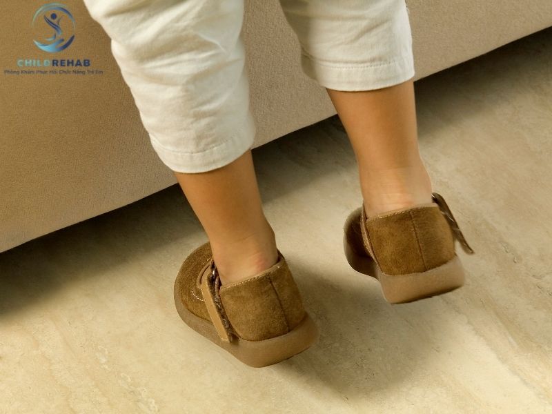 Trẻ đi kiễng chân có tự hết không là thắc mắc rất phổ biến của phụ huynh.