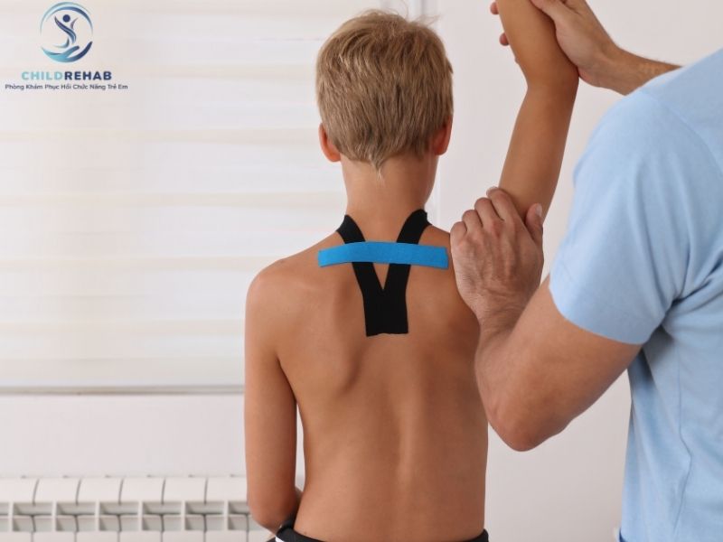 Trẻ đứng lệch người có phải là biểu hiện cong vẹo cột sống hay chỉ là thói quen tư thế xấu?