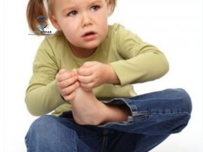 Tìm hiểu mối liên hệ giữa bàn chân bẹt và tình trạng trẻ hay mỏi chân, ngại vận động.