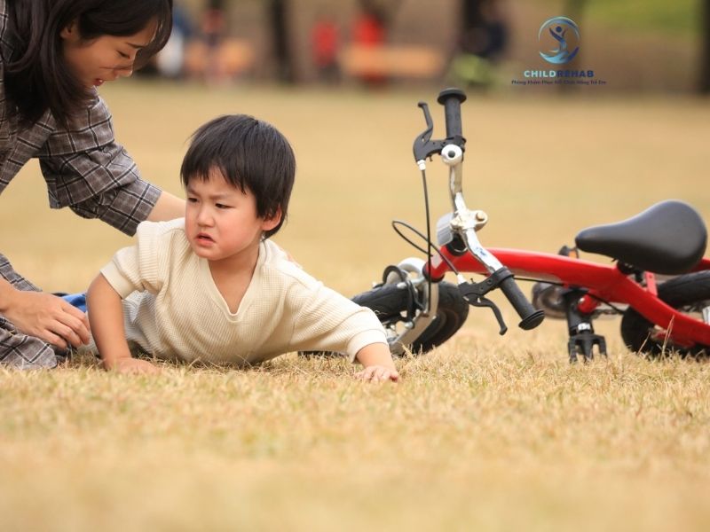 Trẻ hay ngã có bình thường không? Bài viết giúp cha mẹ hiểu khi nào đây chỉ là giai đoạn phát triển tự nhiên và khi nào cần theo dõi kỹ hơn.