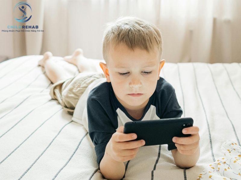 Thiếu vận động có thể ảnh hưởng như thế nào đến kiểm soát thân mình và dáng đứng của trẻ?