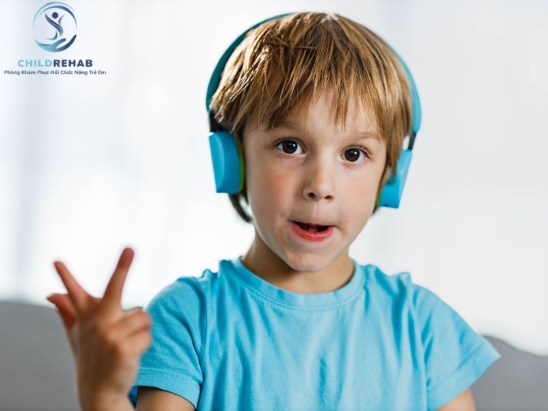 Khả năng bắt chước âm thanh yếu ảnh hưởng đến quá trình học nói của trẻ.