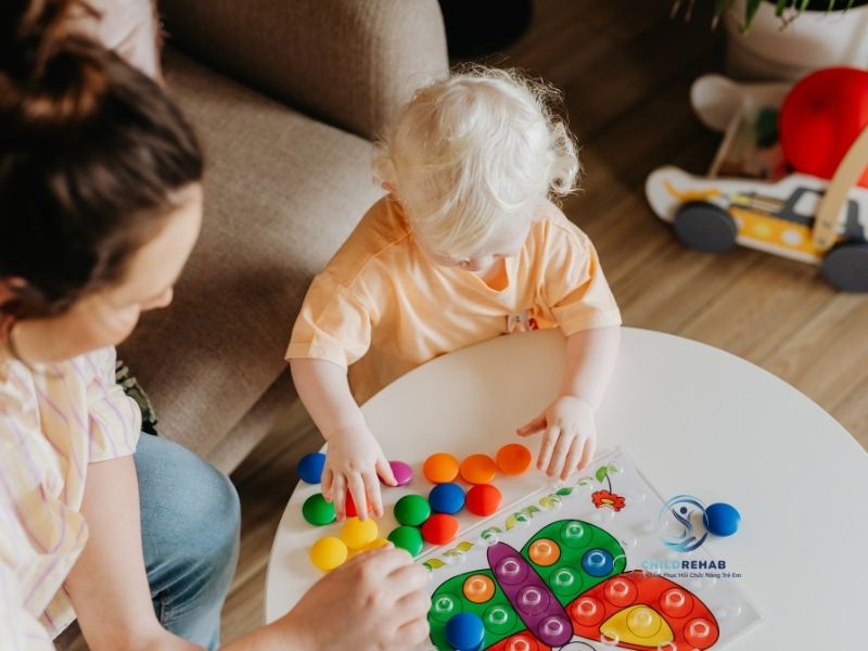 Trẻ không bắt chước người lớn có phải dấu hiệu chậm phát triển hay khó khăn giao tiếp.