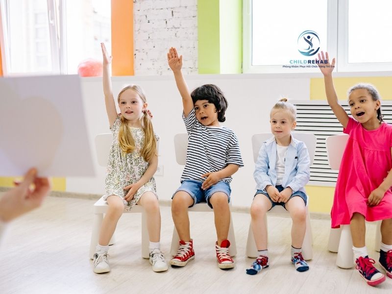 Trẻ không biết chờ đến lượt có phải chỉ là hiếu động hay còn liên quan đến kỹ năng xã hội và tự kiểm soát.