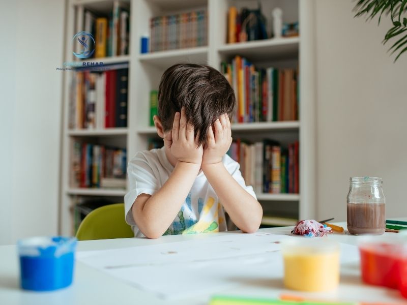 Trẻ không biết gật đầu, lắc đầu có phải dấu hiệu chậm giao tiếp hay phát triển không.