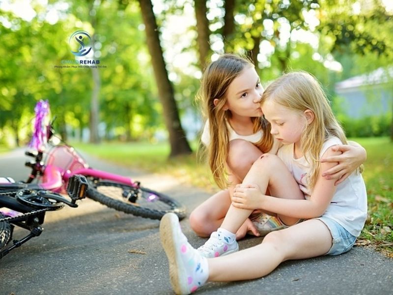 Trẻ không biết gọi người lớn khi cần giúp có phải dấu hiệu khó khăn giao tiếp.