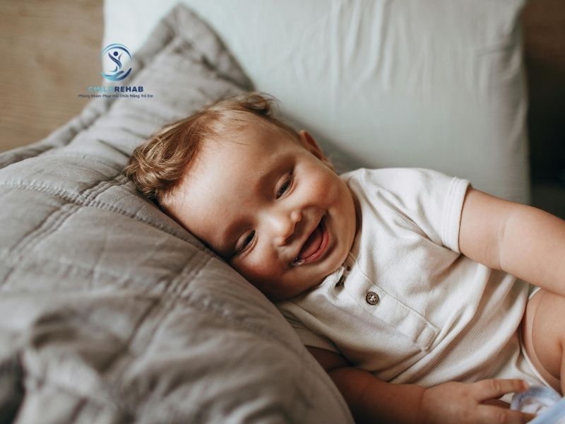 Trẻ không chịu đi ngủ đúng giờ khiến cả nhà mệt mỏi.