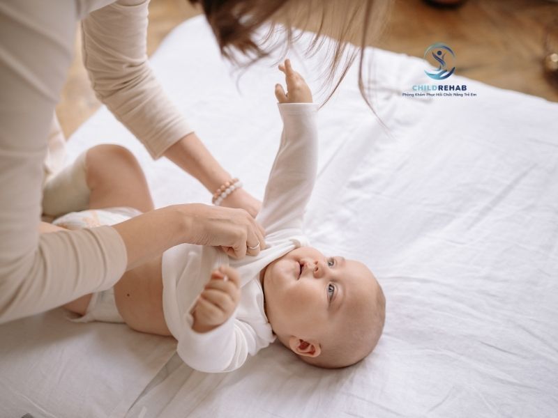 Trẻ không chịu mặc quần áo khiến nhiều buổi sáng trở nên căng thẳng.