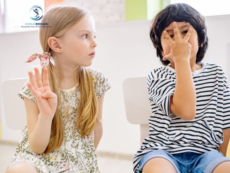 Giao tiếp mắt là kỹ năng quan trọng. Trẻ không nhìn vào mắt người khác có phải dấu hiệu bất thường?