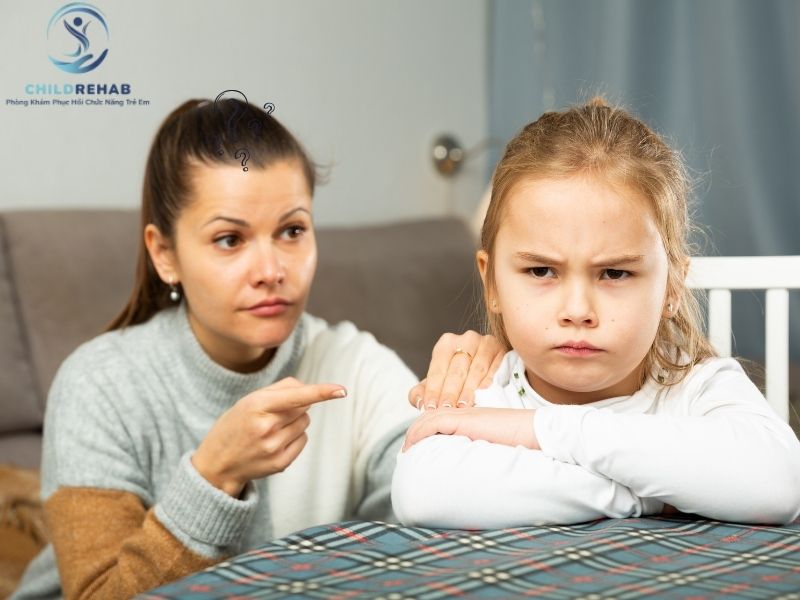 Không phản hồi khi gọi tên có thể là dấu hiệu chậm phát triển giao tiếp cần đánh giá chuyên sâu.